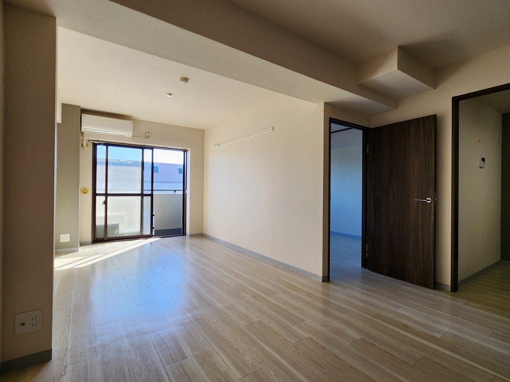 居室・リビング　前面が抜けて日当り良好です。