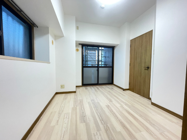 その他　窓が大きく陽射しがよく入るお部屋です