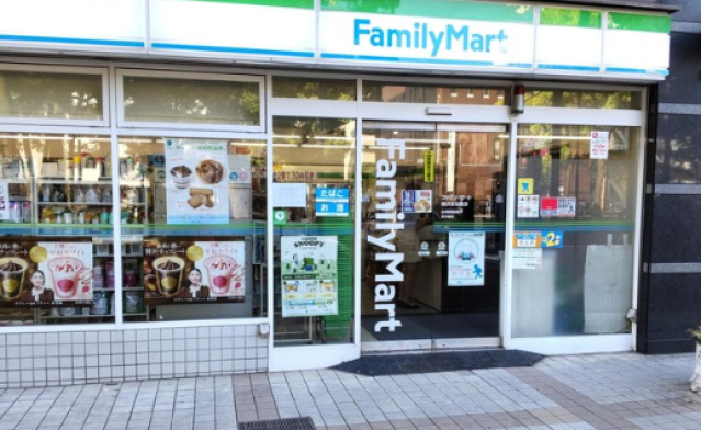 コンビニ　ファミリーマート横浜弥生町店（コンビニ）まで297m