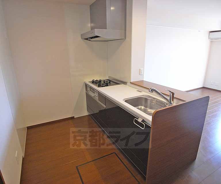 キッチン　広々としたシステムキッチンです。