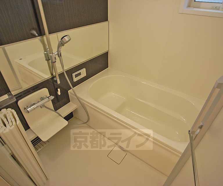 バス・シャワールーム　１坪バスタブのある浴室です。