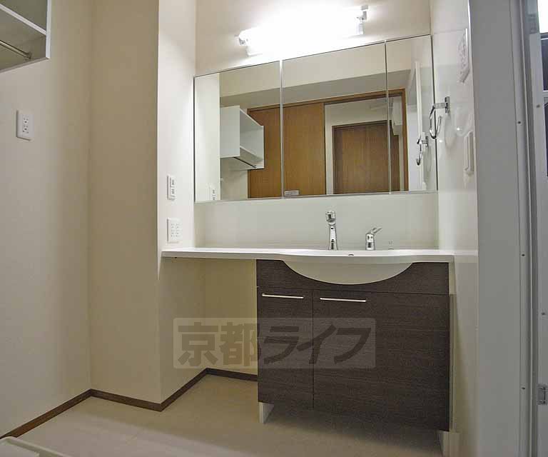 洗面設備　３面鏡の付いた大きな洗面所です。