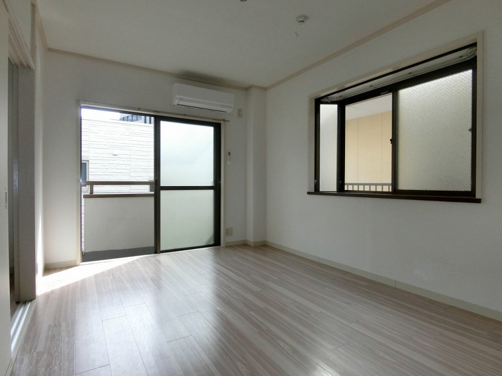 居室・リビング　最上階角部屋出窓付き。陽当り風通し良好です。