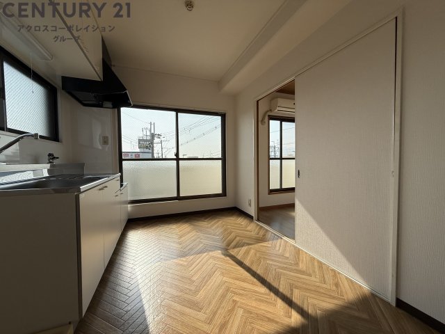 居室・リビング　床が明るい色合いで綺麗です♪