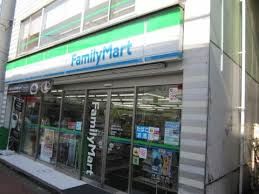 コンビニ　ファミリーマート　世田谷日大通り店（コンビニ）まで62m