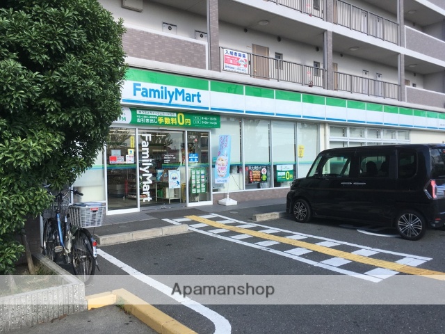 コンビニ　ファミリーマート（コンビニ）まで695m