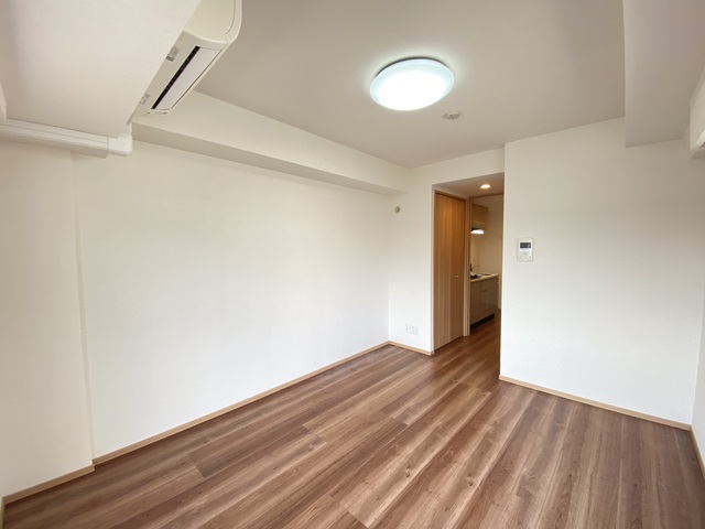 居室・リビング　上質な木目調のフローリング。