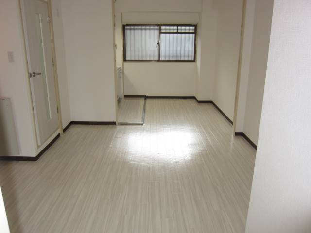 地下鉄御堂筋線 あびこ駅 徒歩3分 9階建 築38年の居間写真