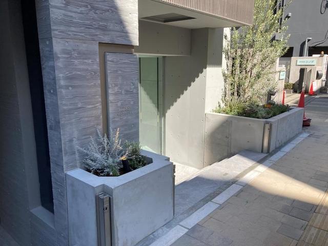 エントランス　落ち着いたエントランスです