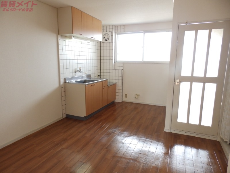 居室・リビング　同物件別室写真