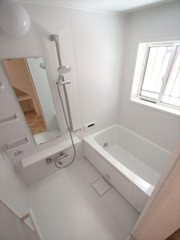 バス・シャワールーム　追焚付のUB　窓があり換気良好