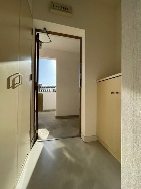 玄関　同物件別号室のものです。