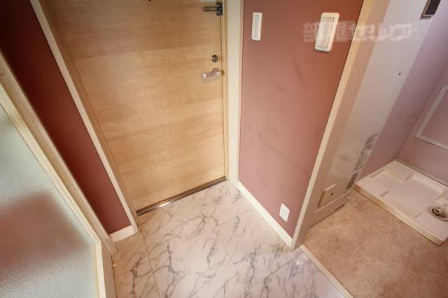 玄関　写真は１００２号室のです。