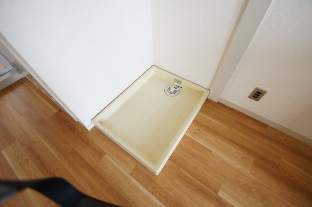 その他設備　防水パン付きの洗濯機置場です。