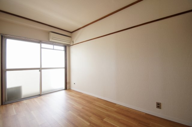 居室・リビング　落ち着いた色合いの床材を使用した居住空間です。