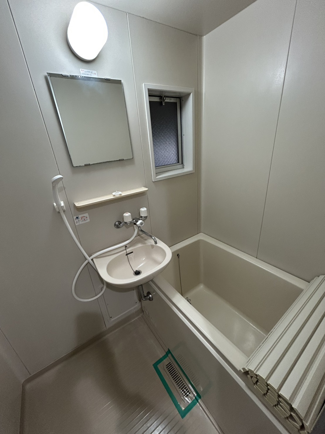 バス・シャワールーム　小窓があるので換気もバッチリ！