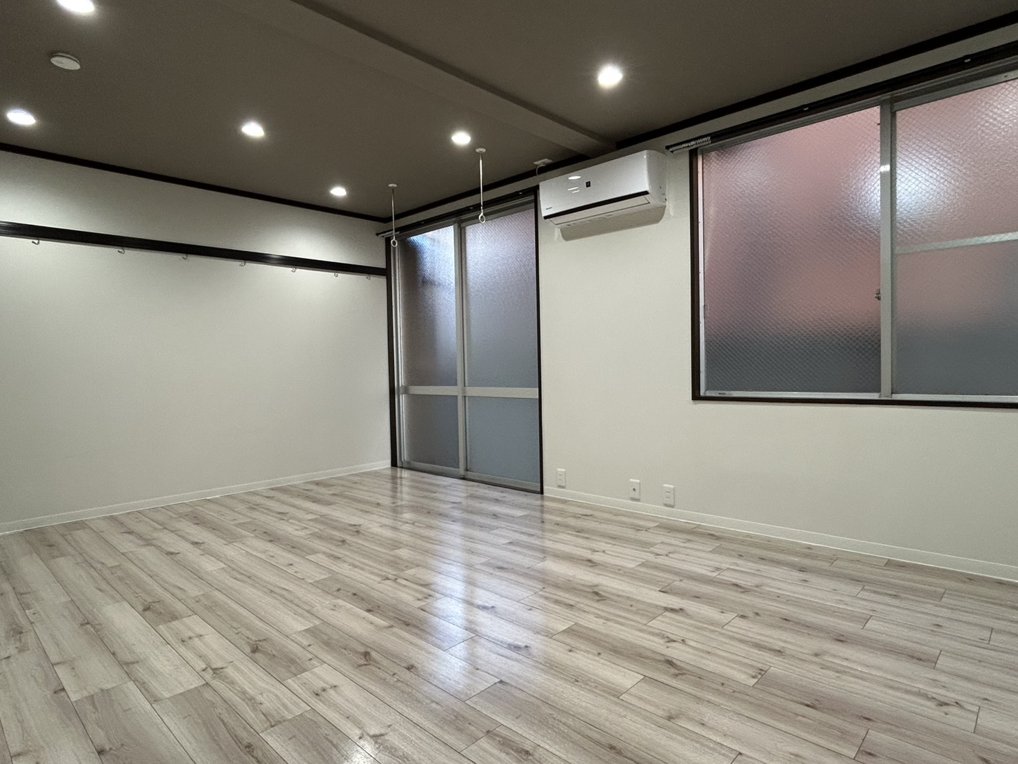 居室・リビング　オシャレな内装と広い居室が魅力的☆