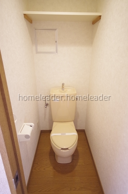 トイレ　上に棚あり！収納力のあるトイレ