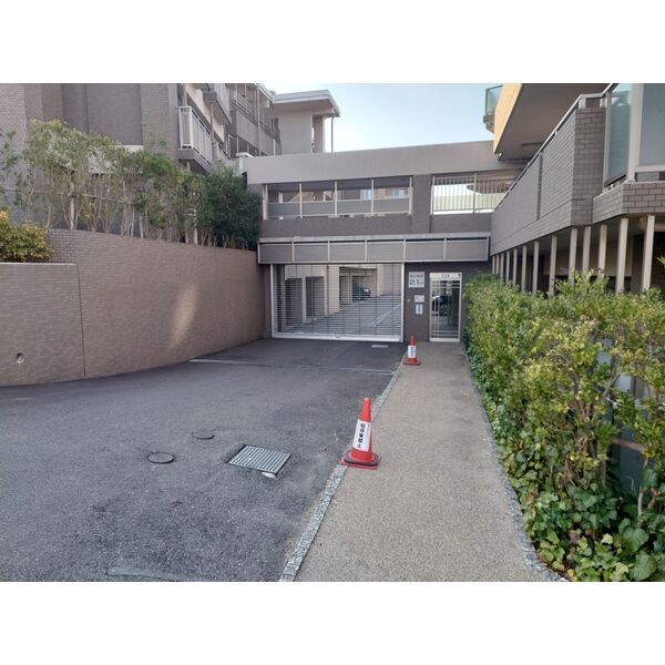 その他　駐車場入口