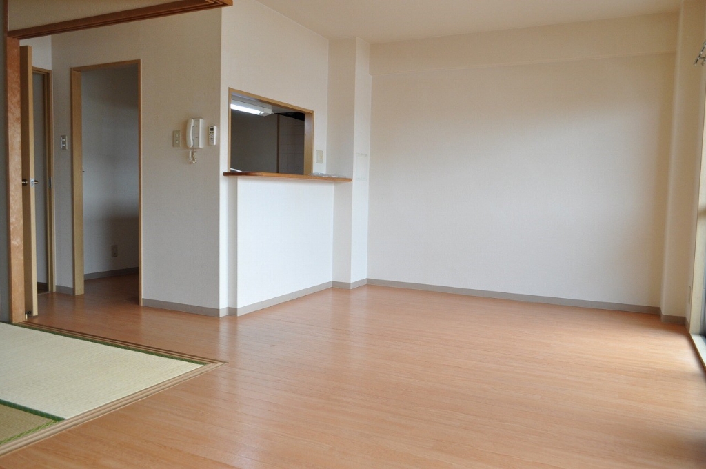 居室・リビング　南向きで明るいリビングです。