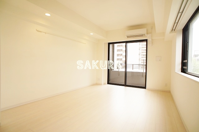 居室・リビング　エアコン付き・開放感のある室内♪