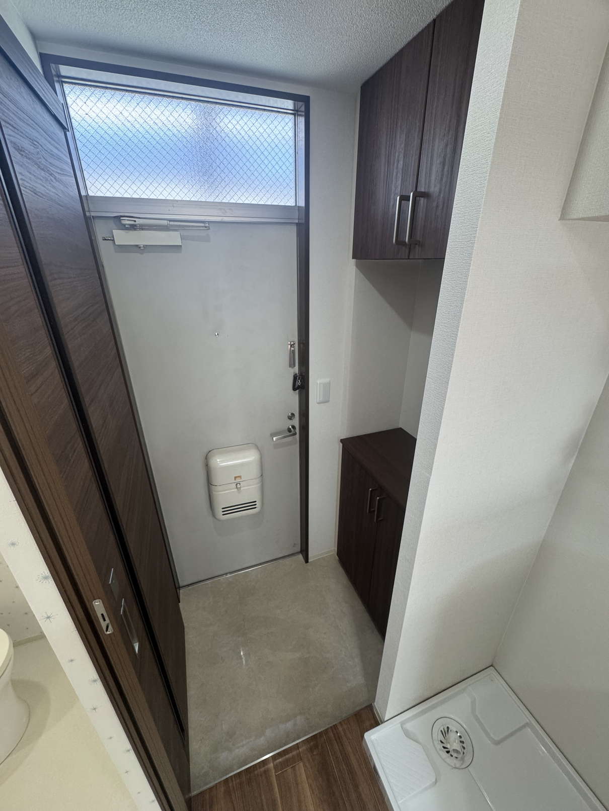 玄関　※同物件別号室の参考写真です。