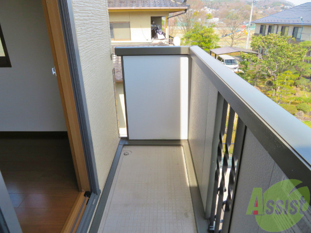 バルコニー　少し小さくても洗濯物はちゃんと外に干せますよ。