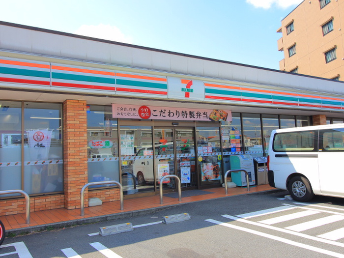 コンビニ　セブンイレブン（コンビニ）まで243m
