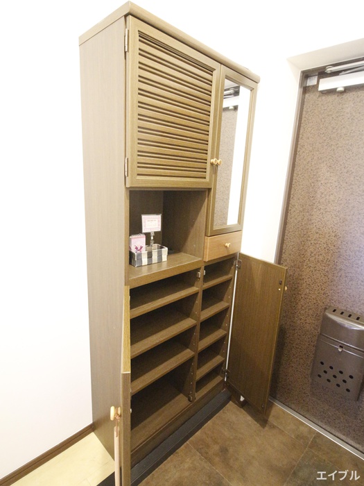 玄関　反転タイプの別のお部屋になります