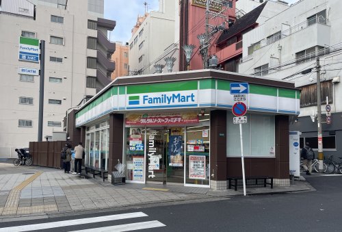 コンビニ　ファミリーマート 四ツ橋なんば駅前店（コンビニ）まで11m