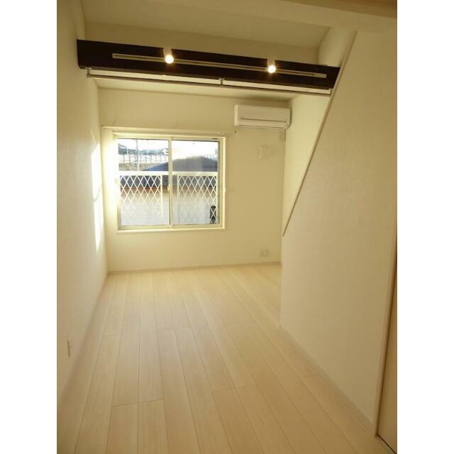 居室・リビング　白が基調の明るい室内は、梁（はり）がアクセントでお洒落です♪