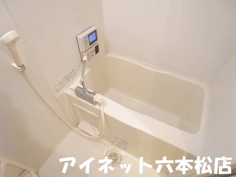 バス・シャワールーム　湯船につかってゆっくり癒しましょう。