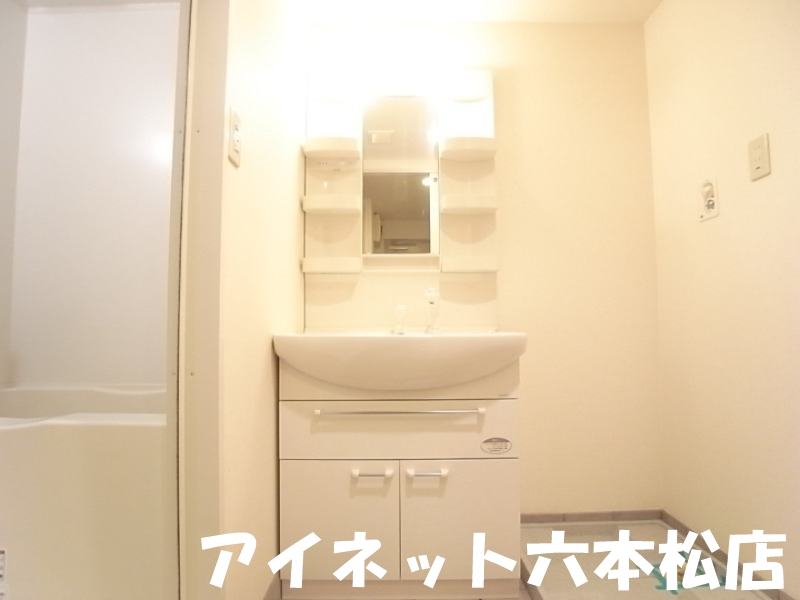洗面設備　朝の支度はこちらでどうぞ。