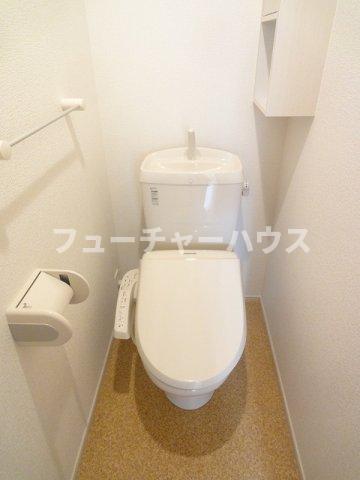 トイレ　落ち着いた色調のトイレです