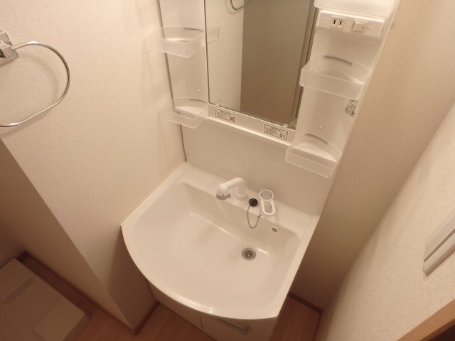 洗面設備　明るい洗面所です