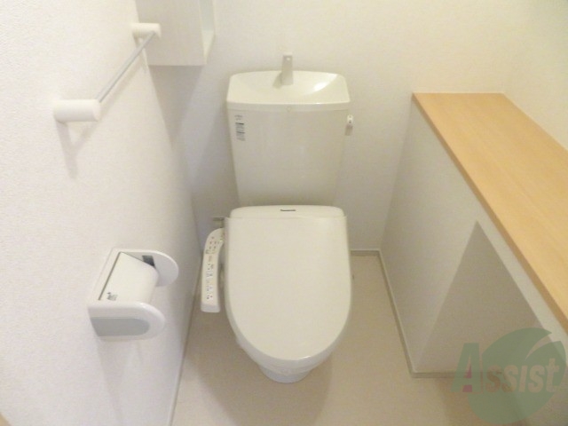 トイレ　トイレはウォシュレット機能付きです。安心して使用できますね