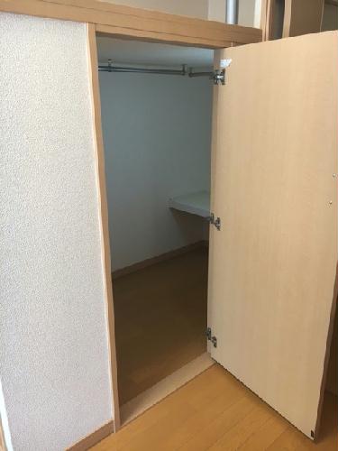 収納　ベッド横収納