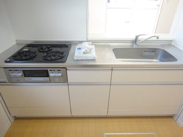 キッチン　3口コンロシステムキッチン（反転タイプ）