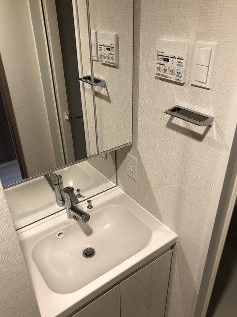 洗面設備　明るい洗面所です