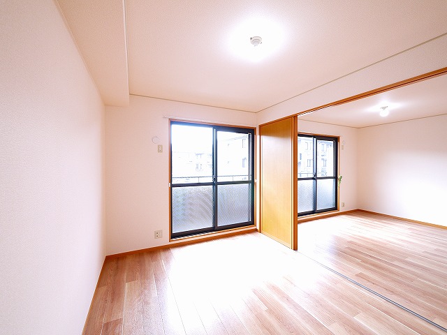 その他部屋・スペース　広くて明るい寝室