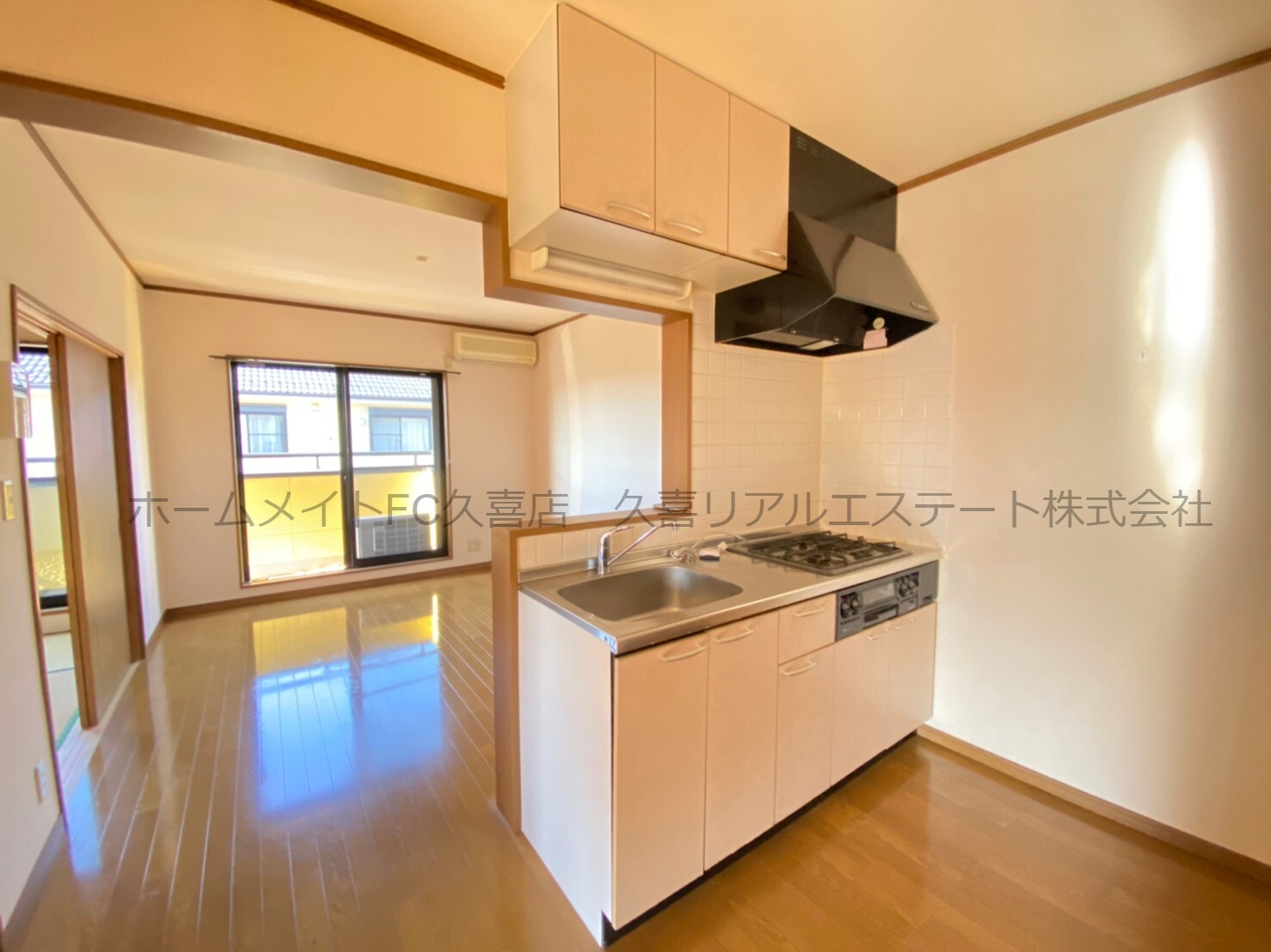 キッチン　同建物別号室　嬉しい！明るい！システムカウンターキッチン！