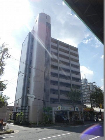 建物外観　RC造の重厚な建物10階建てです。