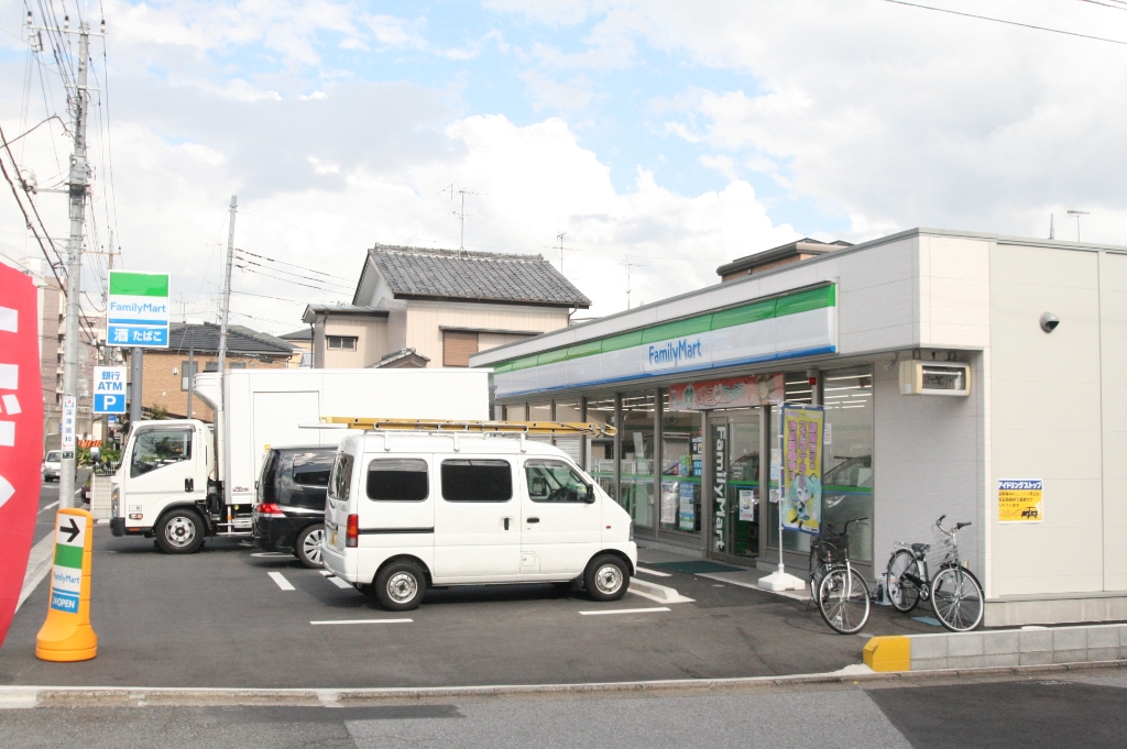 コンビニ　ファミリーマート 浦和岸町店（コンビニ）まで334m