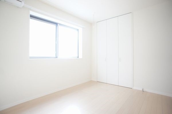 その他部屋・スペース　ハリ等がないゆったりとした6帖の洋室。