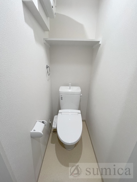 トイレ　人気アイテムの温水洗浄便座。清潔感のあるトイレです。