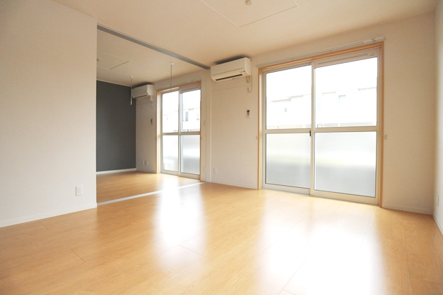 居室・リビング　こちらのリビングで趣味の時間をお楽しみください