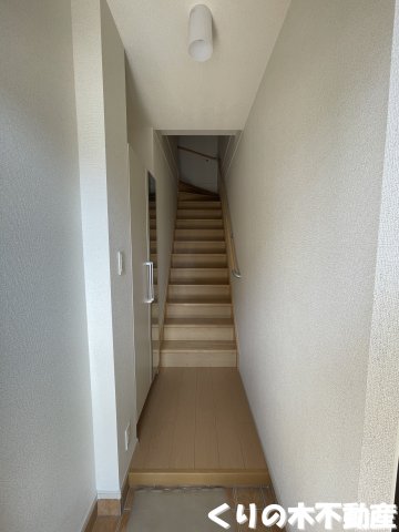 玄関　反転同タイプのお部屋です（現況を優先します）
