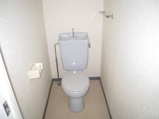 トイレ　同物件別号室のものです。
