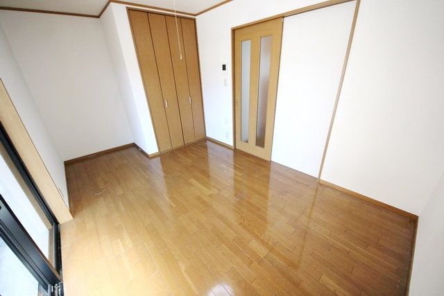 フローラ綱島の居間写真