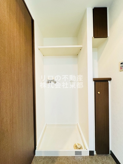 その他　洗濯機置場上部には収納棚が設置されているので便利ですね♪